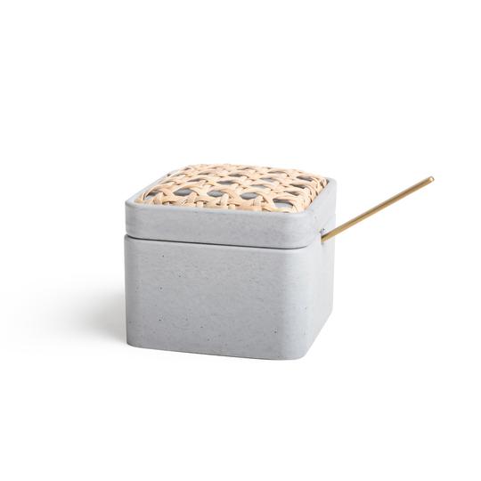 Freudenreich Interior Design | Zuckerdose aus Beton und Wiener Geflecht in hellgrau Freudenreich Interior Design | Zuckerdose aus Beton und Wiener Geflecht in hellgrau