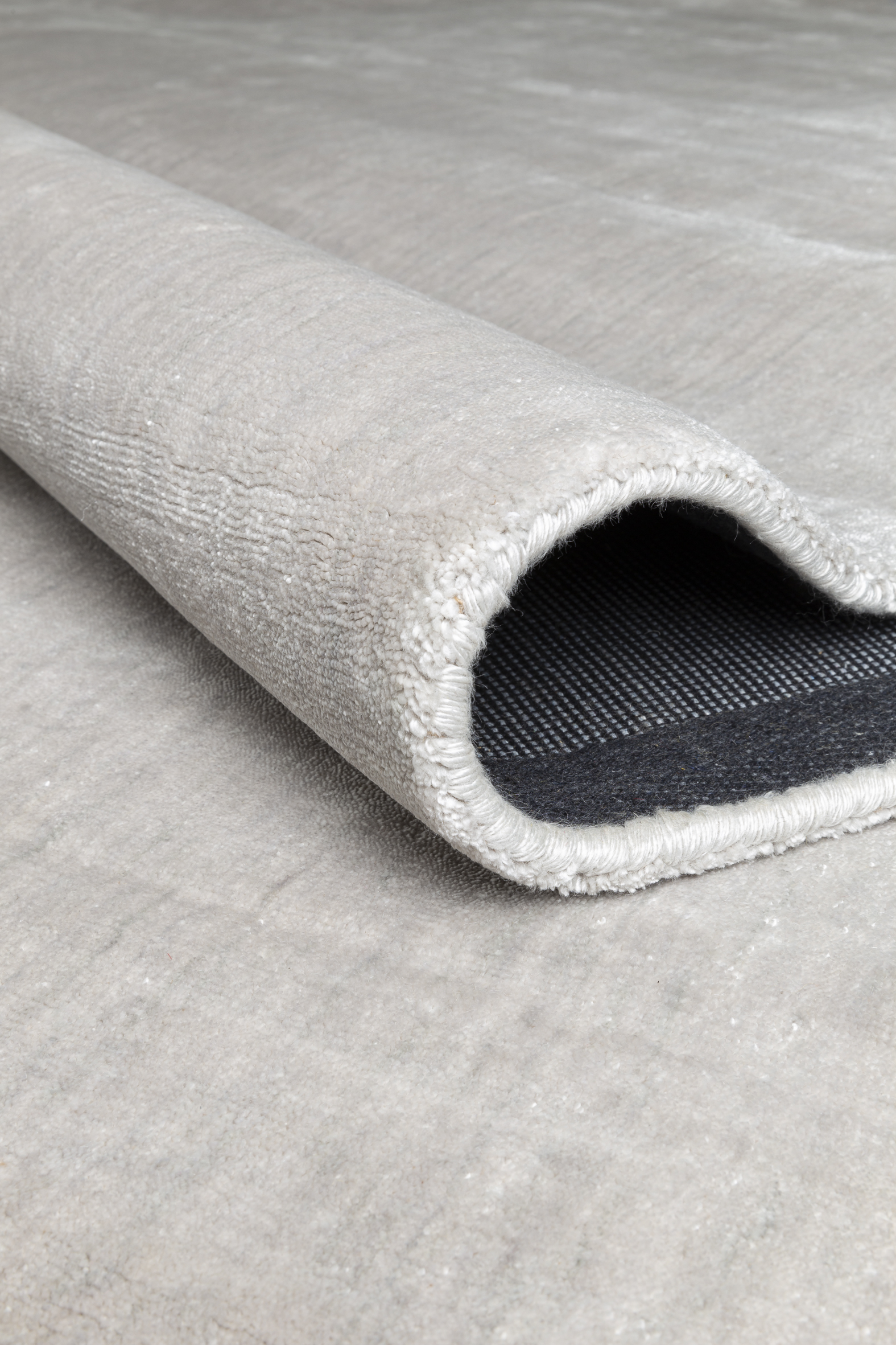 Freudenreich Interior Design | Teppich Glow silber Freudenreich Interior Design | Teppich Glow silber