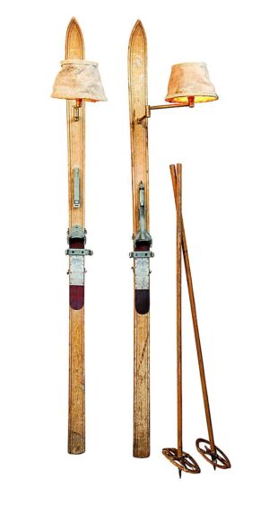 Freudenreich Interior Design | Wandleuchte a pair of skis