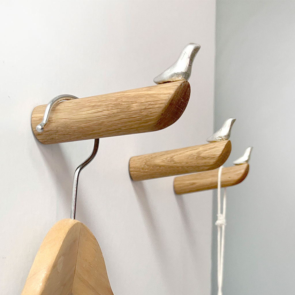 Freudenreich Interior Design | Formpoet Thomas Poganitsch Kleiderhaken Vogel Eichenholz 10 cm Freudenreich Interior Design | Formpoet Thomas Poganitsch Kleiderhaken Vogel Eichenholz 10 cm