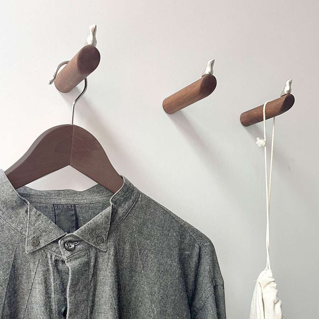 Freudenreich Interior Design | Formpoet Thomas Poganitsch Kleiderhaken Vogel Nussholz 10 cm Freudenreich Interior Design | Formpoet Thomas Poganitsch Kleiderhaken Vogel Nussholz 10 cm
